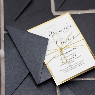 Złocone zaproszenia ślubne Minimalistyczne z&nbsp;czarną kopertą, złotą podklejką, wklejką