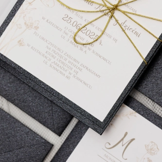Zaproszenia ślubne Fiori z&nbsp;czarną podklejką, czarną kopertą z&nbsp;wklejką oraz złotym sznurkiem