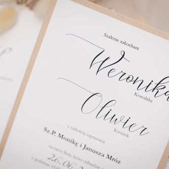 Piękne minimalistyczne zaproszenie z&nbsp;kopertą i&nbsp;podklejką w&nbsp;kolorze cappuccino