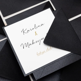 Piękne zaproszenie kwadratowe składane Golden Elegance z&nbsp;kopertą i&nbsp;podklejką w&nbsp;kolorze czarnym