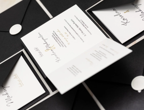 Piękne zaproszenie kwadratowe składane Golden Elegance z kopertą i podklejką w kolorze czarnym