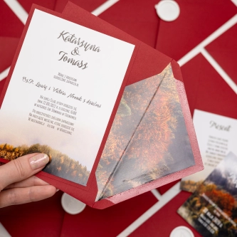 Zaproszenie Forest 3 z&nbsp;kopertą i&nbsp;podklejką bordową drukowane na papierze satynowym