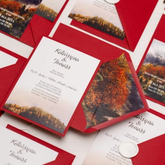 Leśne zaproszenie ze złotymi napisami i&nbsp;piękną dopasowaną kopertą bordową