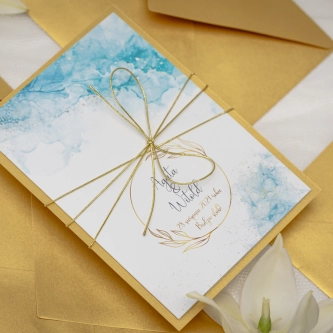 Zaproszenie ślubne Glamour Ink z&nbsp;kopertą i&nbsp;podklejką w&nbsp;kolorze złotym, wklejką, zaklejką i&nbsp;sznurkiem złotym