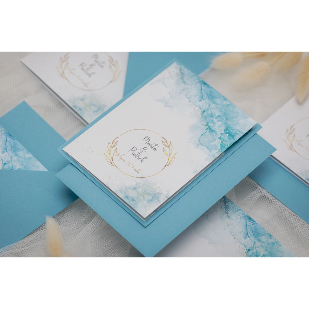 Niebieskie Zaproszenia ślubne Glamour Ink z białą personalizacją na kopercie, niebieską podklejką oraz dwoma dodatkowymi wkładkami