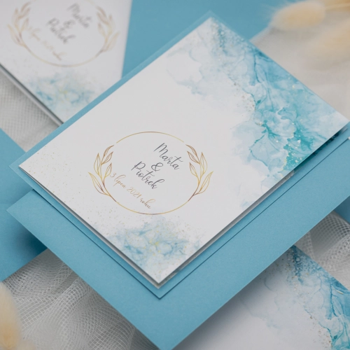 Niebieskie Zaproszenia ślubne Glamour Ink z białą personalizacją na kopercie, niebieską podklejką oraz dwoma dodatkowymi wkładkami