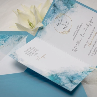 Niebieskie Zaproszenia ślubne Glamour Ink z&nbsp;białą personalizacją na kopercie, niebieską podklejką oraz dwoma dodatkowymi wkładkami