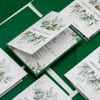 Zaproszenia ślubne Leaves z&nbsp;zieloną kopertą, wklejką i&nbsp;szyfonową wstążką