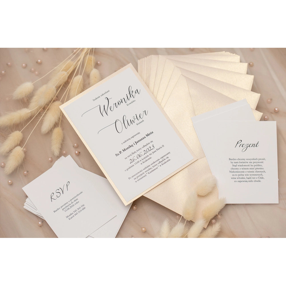 Minimalistyczne zaproszenia ślubne w kolorze perłowego beżu z papierem ozdobnym oraz dodatkowymi wkładkami