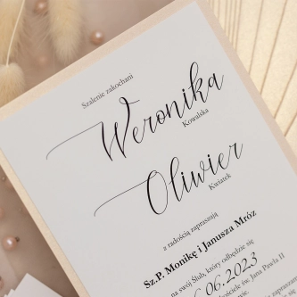 Minimalistyczne zaproszenia ślubne w&nbsp;kolorze perłowego beżu z&nbsp;papierem ozdobnym oraz dodatkowymi wkładkami