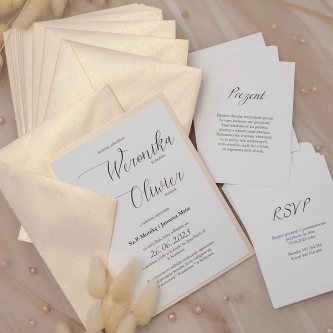 Minimalistyczne zaproszenia ślubne w&nbsp;kolorze perłowego beżu z&nbsp;papierem ozdobnym oraz dodatkowymi wkładkami