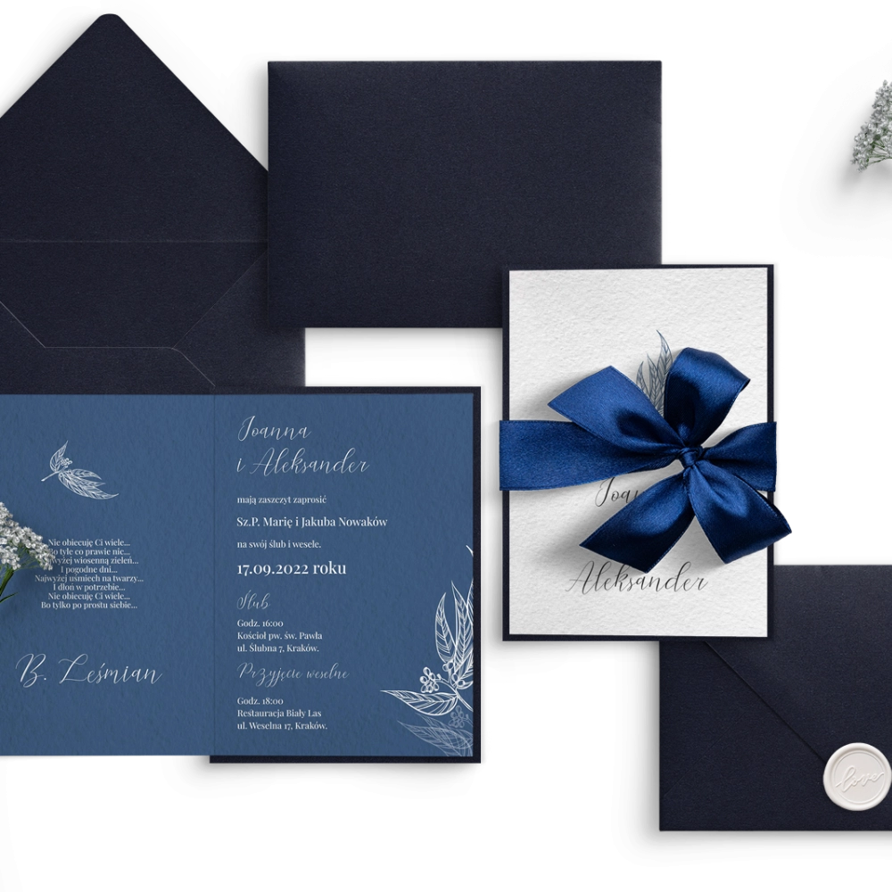 Niebieskie zaproszenie składane z kopertą granatową, podklejką i wstążką granatową