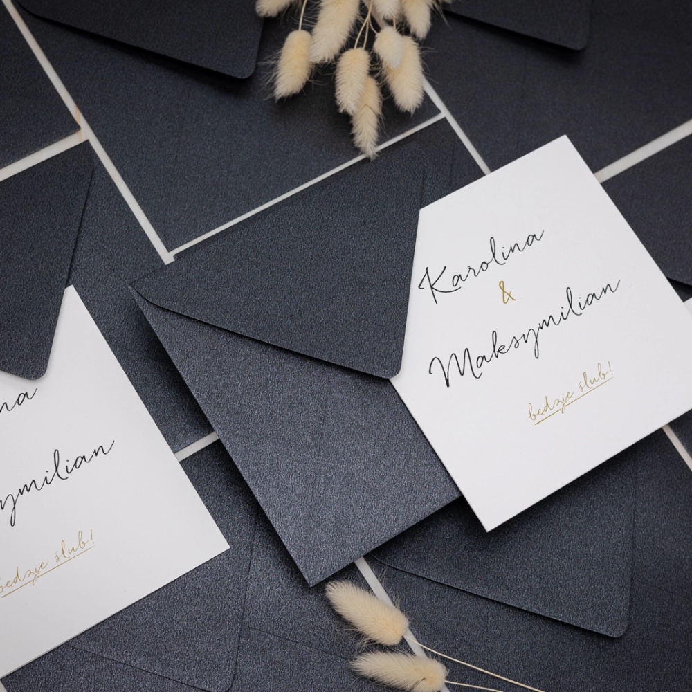 Eleganckie proste zaproszenie na ślub z kopertą perłową w kolorze czarnym