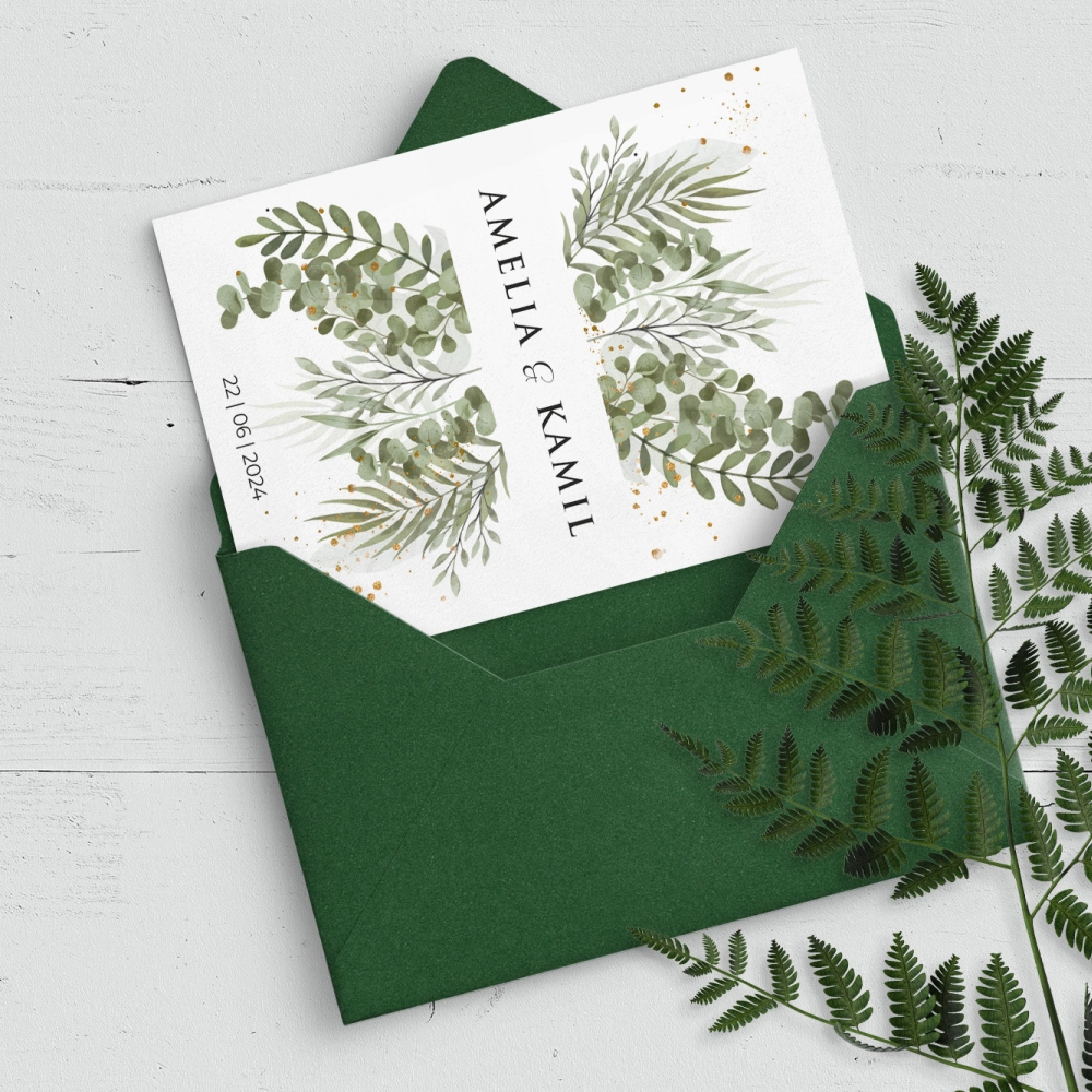 Piękne zielone zaproszenie Leaves drukowane na papierze satynowym z dopasowaną kopertą w kolorze zielonym