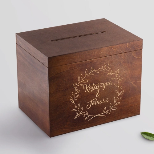 Drewniane pudełko na koperty brązowe grawerowane