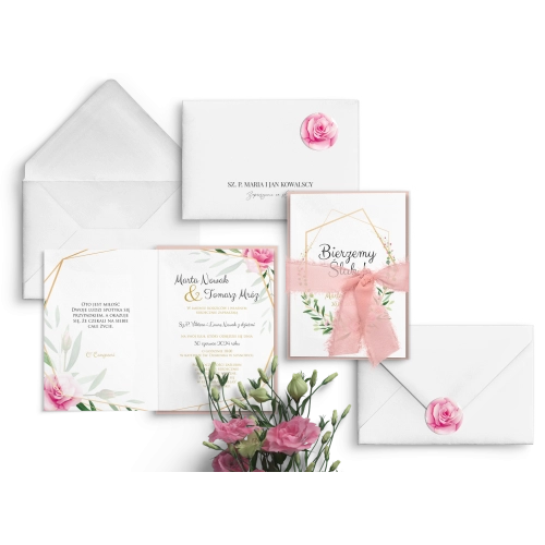 Delikatne Zaproszenia ślubne Flowers & Frame w odcieniu pudrowego różu z piękną wstążką szyfonową i białą kopertą