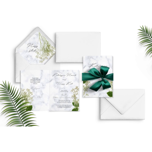 Piękne zaproszenie z gipsówką i motywem marmuru z białą kopertą i zieloną wstążką