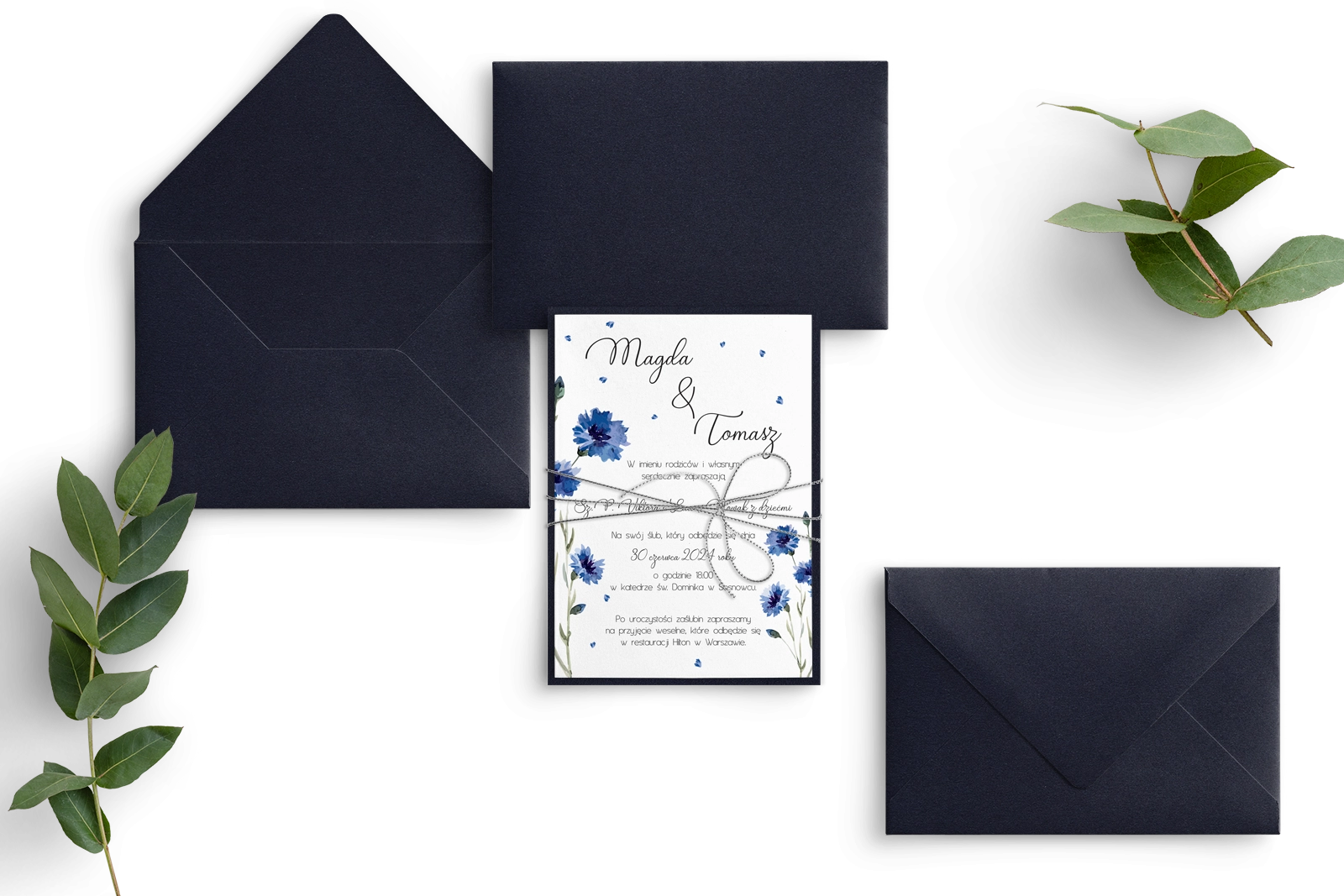 Piękne granatowe zaproszenie Biały czas z kopertą i podklejką przewiązane sznurkiem srebrnym