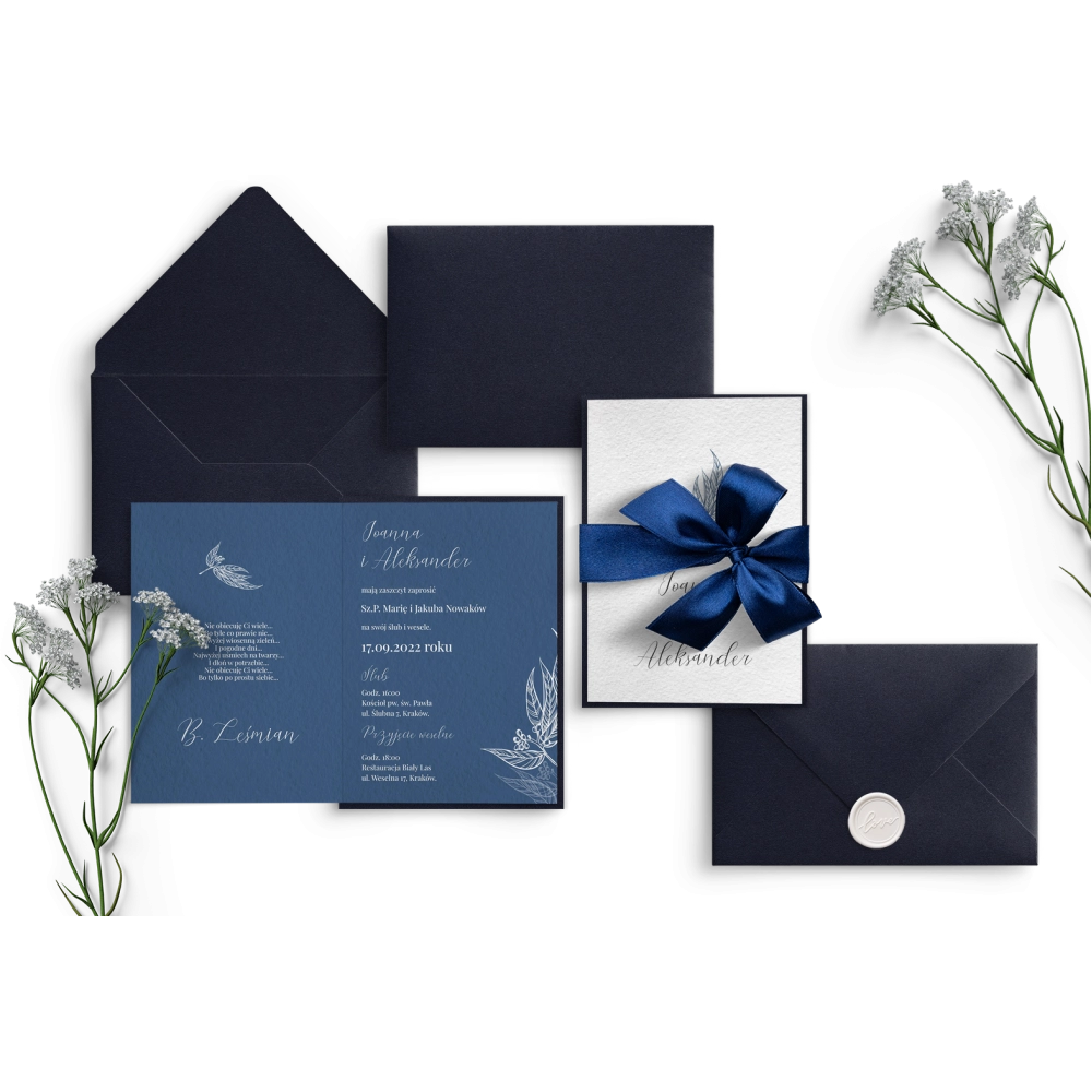 Niebieskie zaproszenie składane z kopertą granatową, podklejką i wstążką granatową