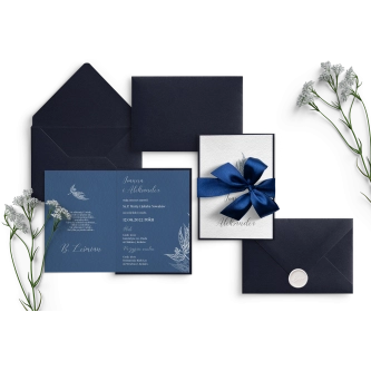 Niebieskie zaproszenie składane z&nbsp;kopertą granatową, podklejką i&nbsp;wstążką granatową