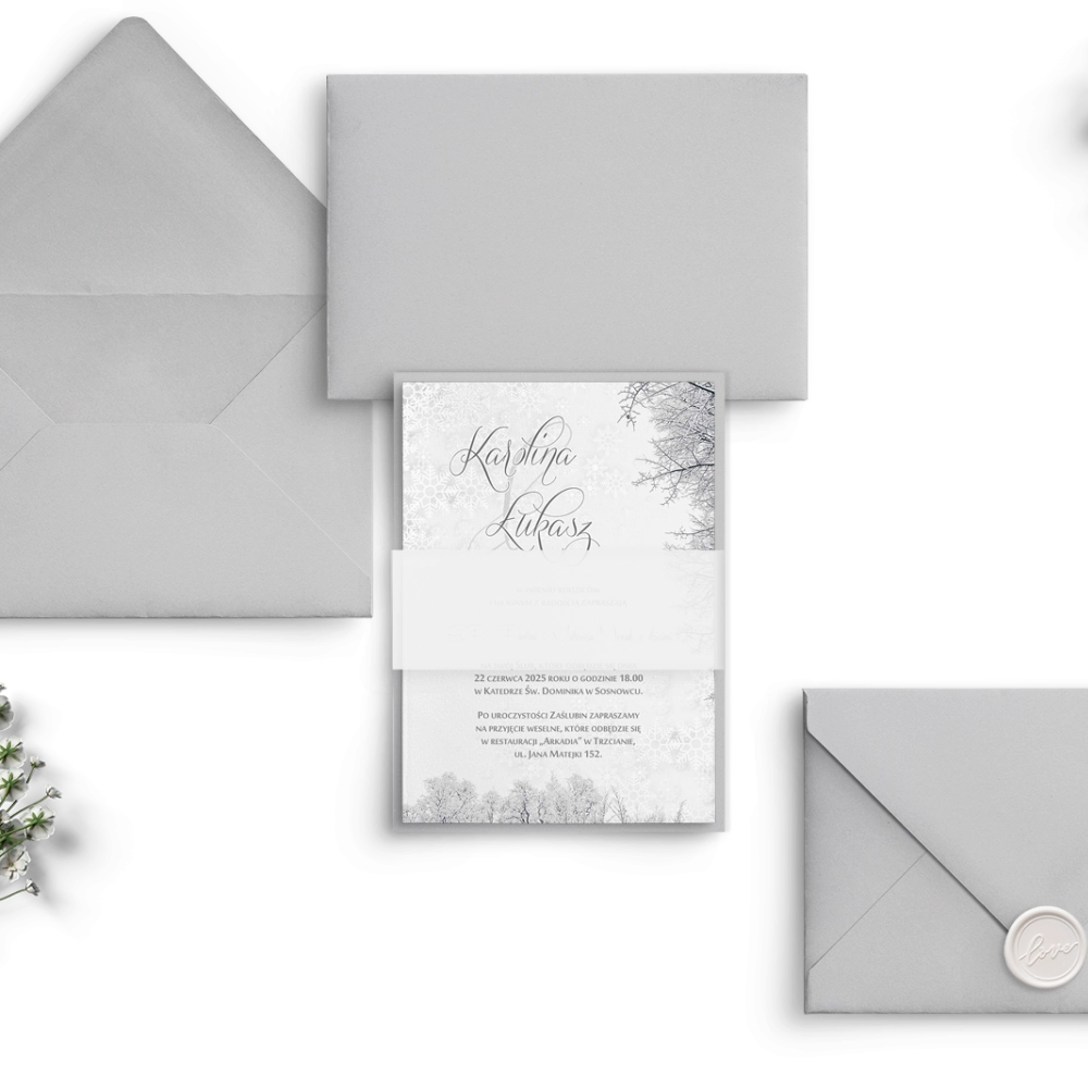 Zimowe zaproszenie ze złoceniem z obwolutą z kalki i piękną szarą kopertą
