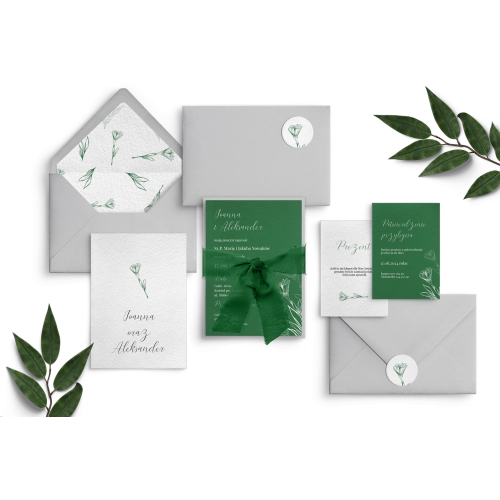 Delikatne zielone zaproszenie z dodatkami szarymi i z piękną dopasowaną wstążką szyfonową