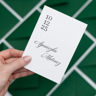 Piękne nowoczesne zaproszenie ślubne z&nbsp;wyróżniającą się datą ślubu oraz z&nbsp;kopertą ciemno zieloną