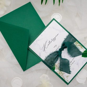 Zielone zaproszenie z&nbsp;motywem marmuru i&nbsp;gipsówki z&nbsp;piękną wstążką szyfonową i&nbsp;kopertą ciemno zieloną