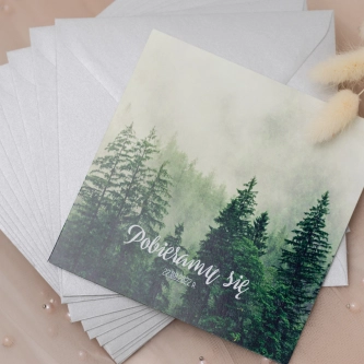 Nowoczesne zaproszenie leśne z&nbsp;szaro perłową kopertą i&nbsp;podklejką