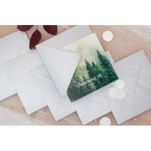 Nowoczesne zaproszenie leśne z szaro perłową kopertą i podklejką