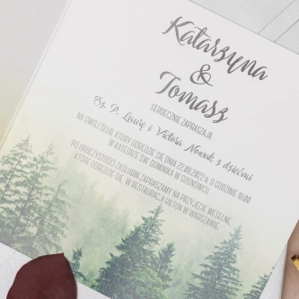 Nowoczesne zaproszenie leśne z&nbsp;szaro perłową kopertą i&nbsp;podklejką