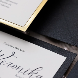 Złocone zaproszenia ślubne Minimalistyczne z&nbsp;czarną kopertą, złotą podklejką, wklejką