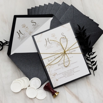 Zaproszenia ślubne Fiori z&nbsp;czarną podklejką, czarną kopertą z&nbsp;wklejką oraz złotym sznurkiem