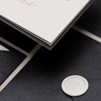 Piękne zaproszenie kwadratowe składane Golden Elegance z&nbsp;kopertą i&nbsp;podklejką w&nbsp;kolorze czarnym