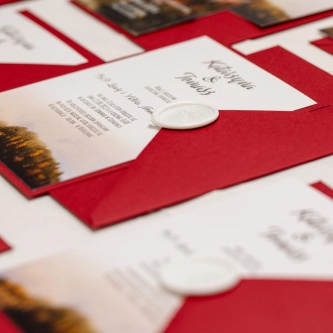 Zaproszenie Forest 3 z&nbsp;kopertą i&nbsp;podklejką bordową drukowane na papierze satynowym