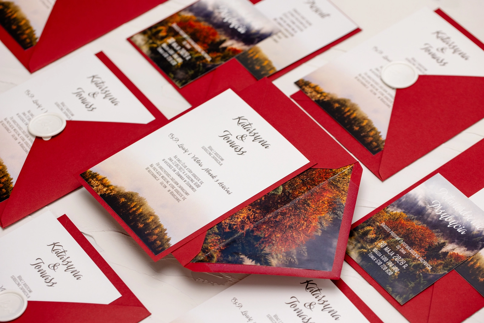 Leśne zaproszenie ze złotymi napisami i piękną dopasowaną kopertą bordową