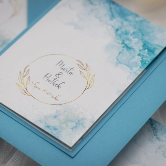 Niebieskie Zaproszenia ślubne Glamour Ink z&nbsp;białą personalizacją na kopercie, niebieską podklejką oraz dwoma dodatkowymi wkładkami