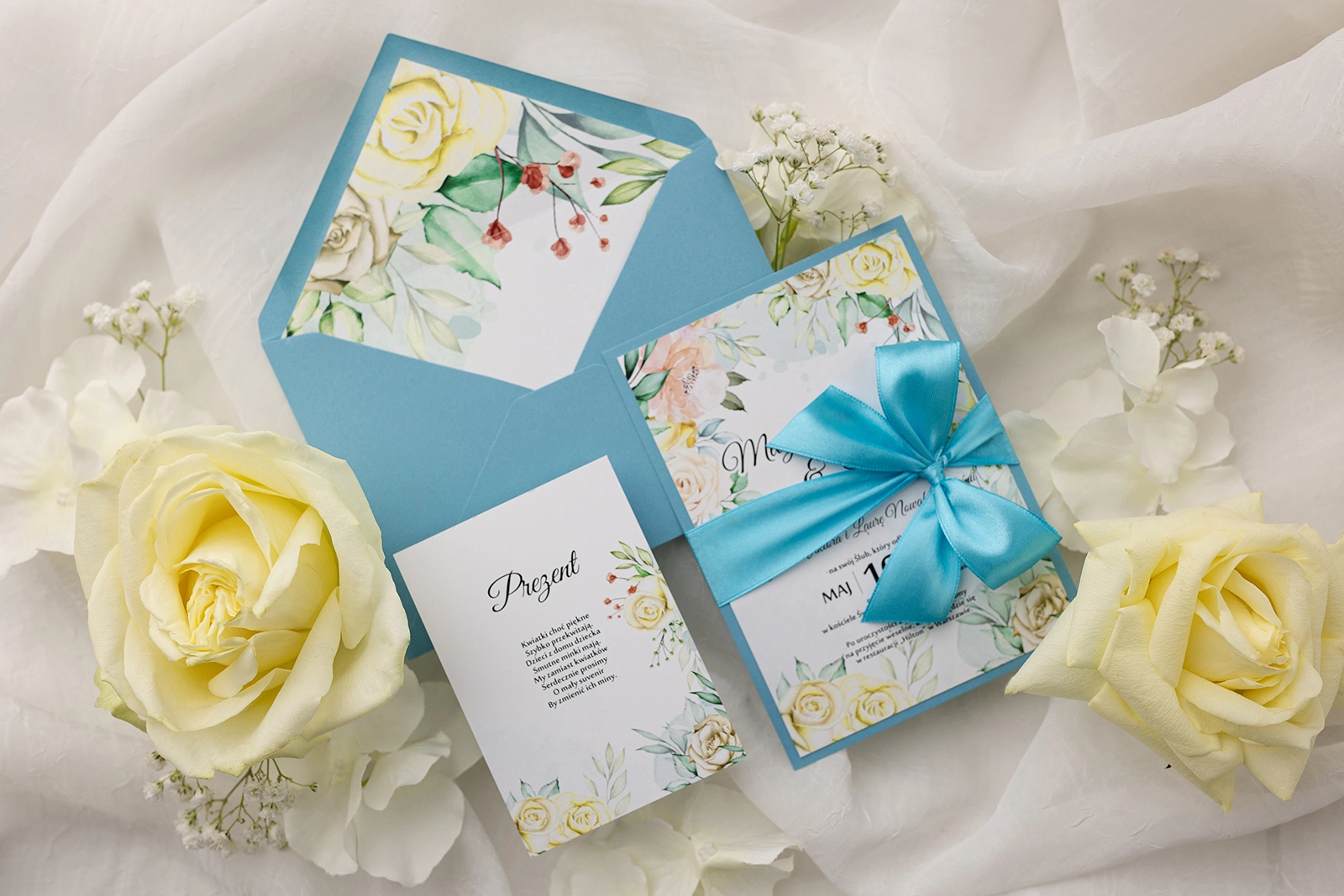Wiosenne Zaproszenia ślubne Amelia w błękicie z piękną kokardą, wkładką oraz kopertą