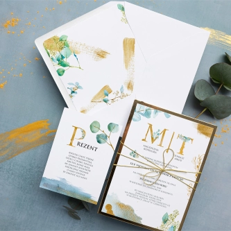 Zaproszenia ślubne Golden Green z&nbsp;malowanymi inicjałami oraz złotymi dodatkami