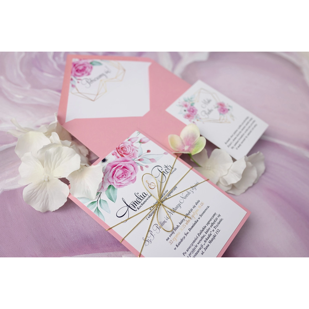 Zaproszenia ślubne Geometryczne Serce z&nbsp;pudrowo różową kopertą, papierem ozdobnym oraz złotym sznurkiem i&nbsp;wkładką