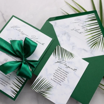 Zaproszenia ślubne Marble leaf w&nbsp;kolorze butelkowej zieleni z&nbsp;dodatkową wkładką, wstążką i&nbsp;papierem ozdobnym