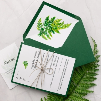 Zaproszenia ślubne Nature w&nbsp;kolorze butelkowej zieleni z&nbsp;papierem ozdobnym, sznurkiem i&nbsp;wkładką
