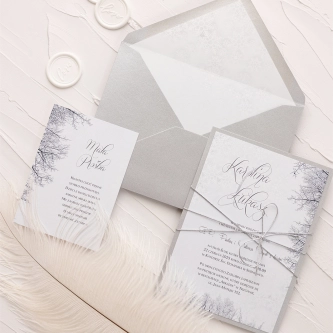 Zimowe Zaproszenia ślubne Frozen z&nbsp;szarą kopertą, papierem ozdobnym i&nbsp;srebrnym sznurkiem