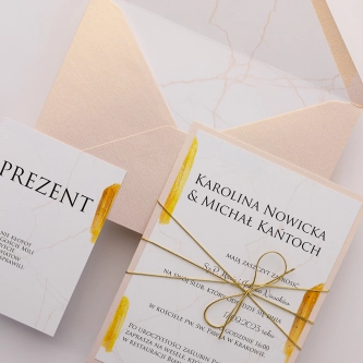 Zaproszenia ślubne Marble z&nbsp;beżowo złotą kopertą oraz papierem ozdobnym