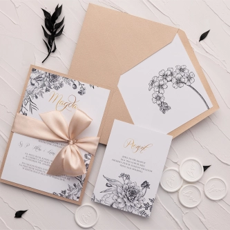 Zaproszenia ślubne Adore w&nbsp;kolorze Cappucino z&nbsp;piękną wstążką satynową oraz wkładką
