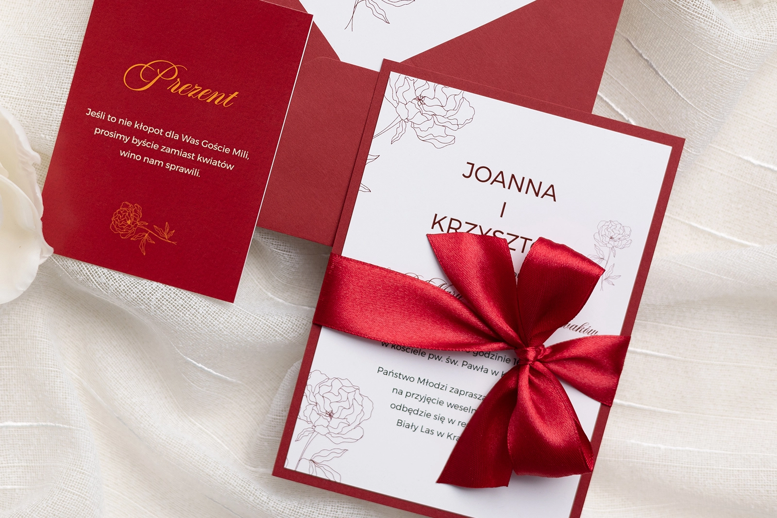 Zaproszenia ślubne Burgundy z papierem ozdobnym i kokardą