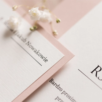 Klasyczne zaproszenia na  ślub Madlen - Motyw 1 w&nbsp;delikatnym różowym kolorze