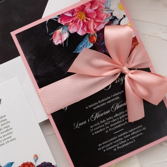 Nietypowe Zaproszenia ślubne Black Flowers w&nbsp;różowych barwach z&nbsp;kopertą i&nbsp;dodatkową wkładką