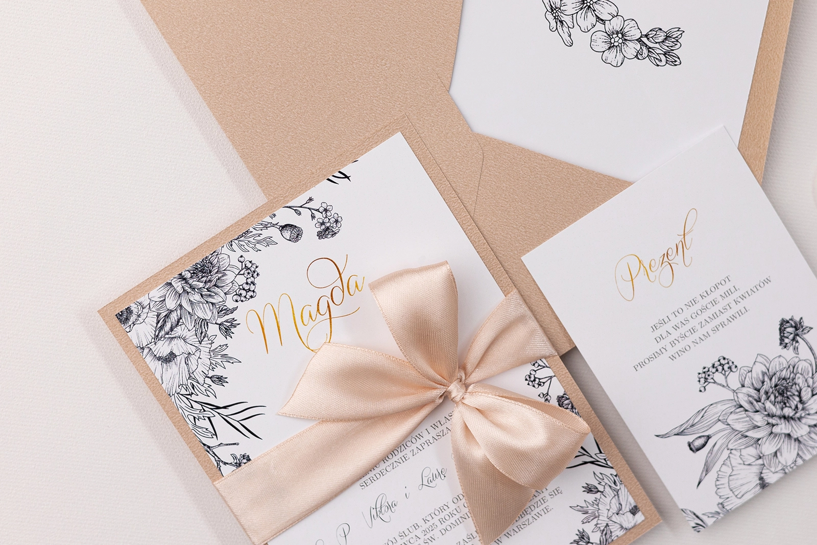 Zaproszenia ślubne Adore w kolorze Cappucino z piękną wstążką satynową oraz wkładką