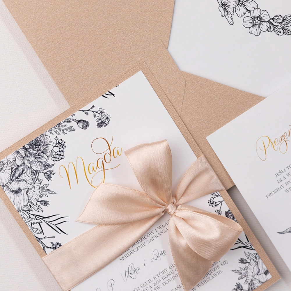 Zaproszenia ślubne Adore w kolorze Cappucino z piękną wstążką satynową oraz wkładką